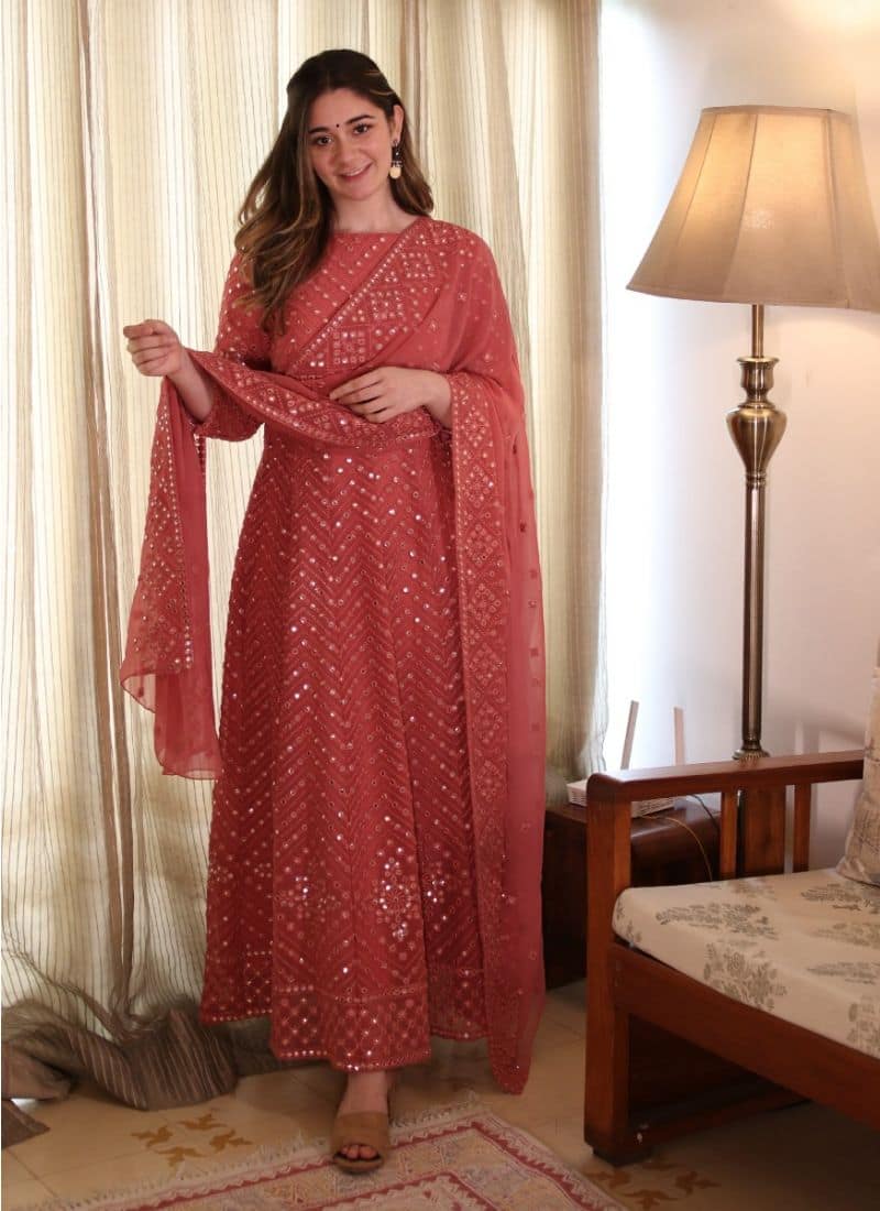 40 Lehenga Dupatta Draping Styles - Learn Different Ways | Dupatta draping  styles, Indian wedding outfits, Dupatta draping